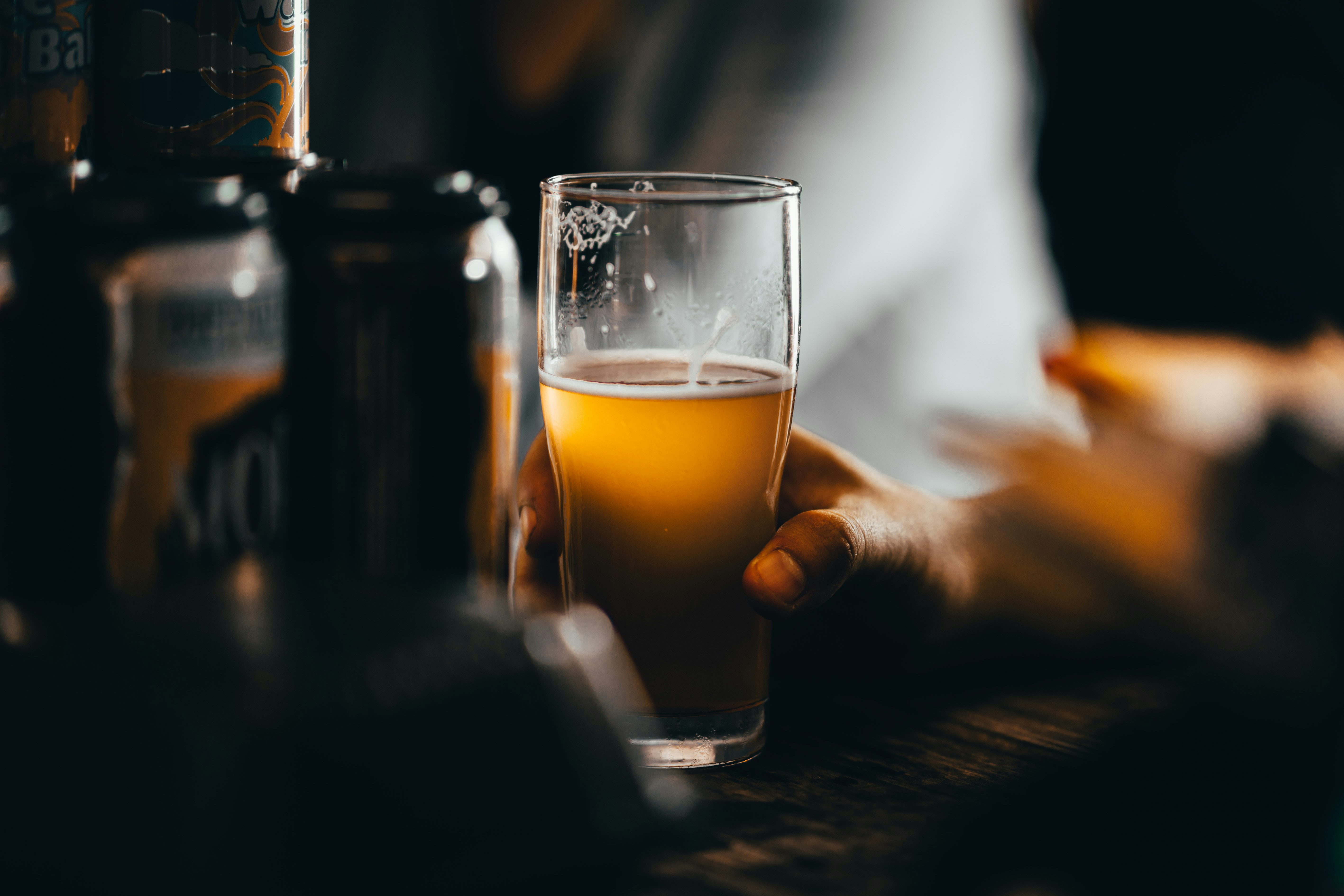 Copos de cerveja artesanal em ambiente aconchegante