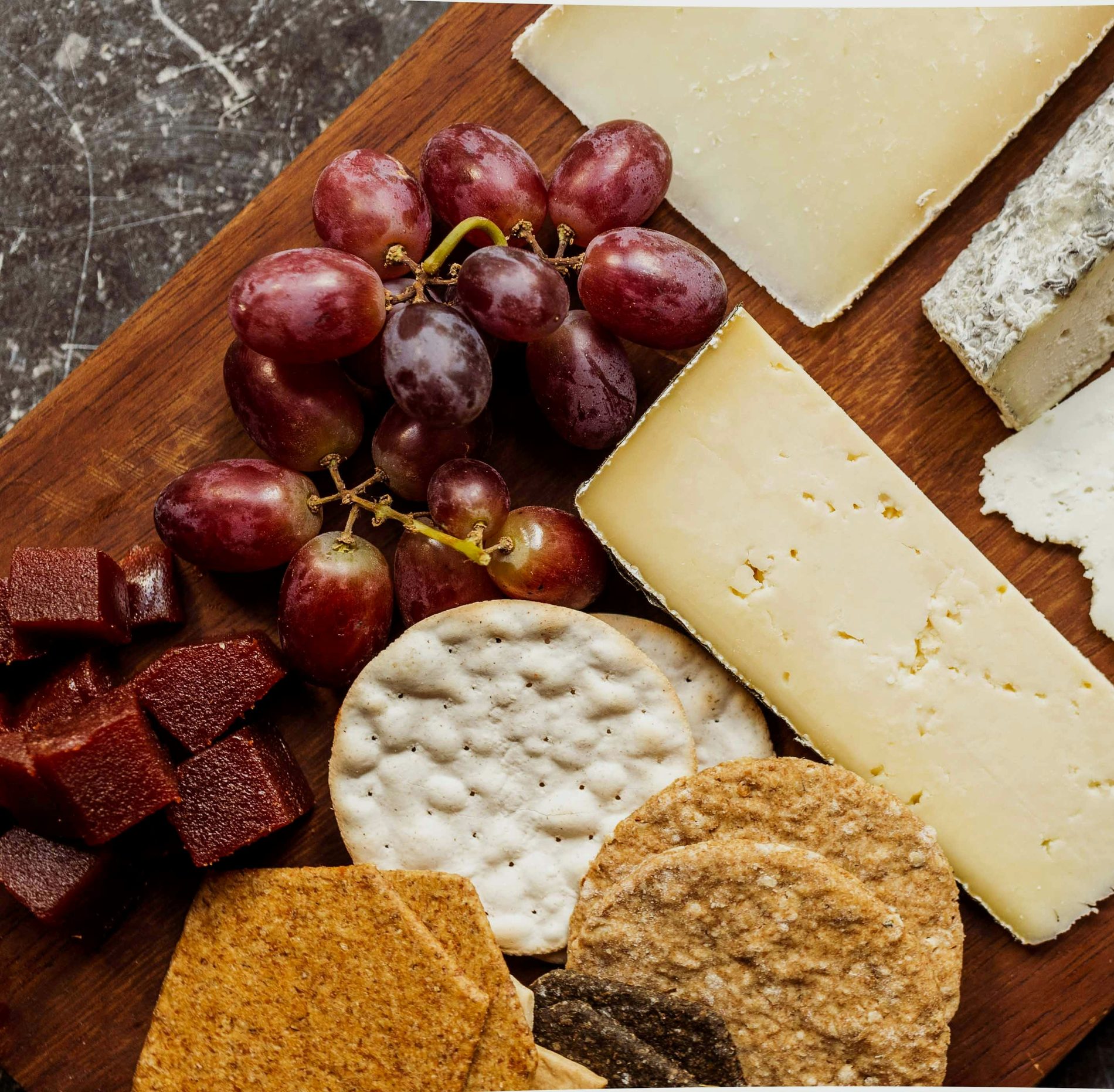 Mesa de queijos e sabores de inverno