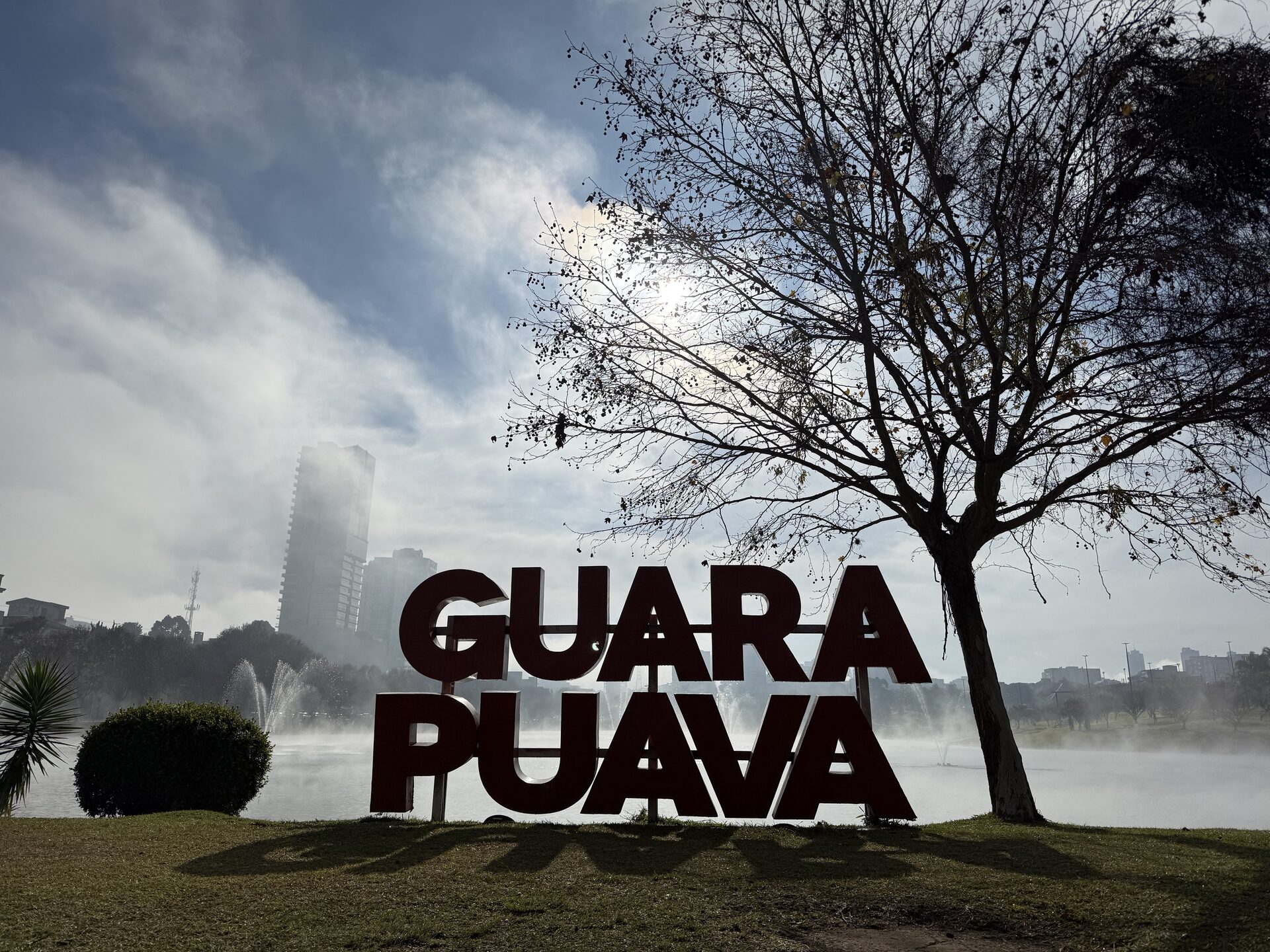 Letreiro de Guarapuava no Parque do Lago em meio à neblina