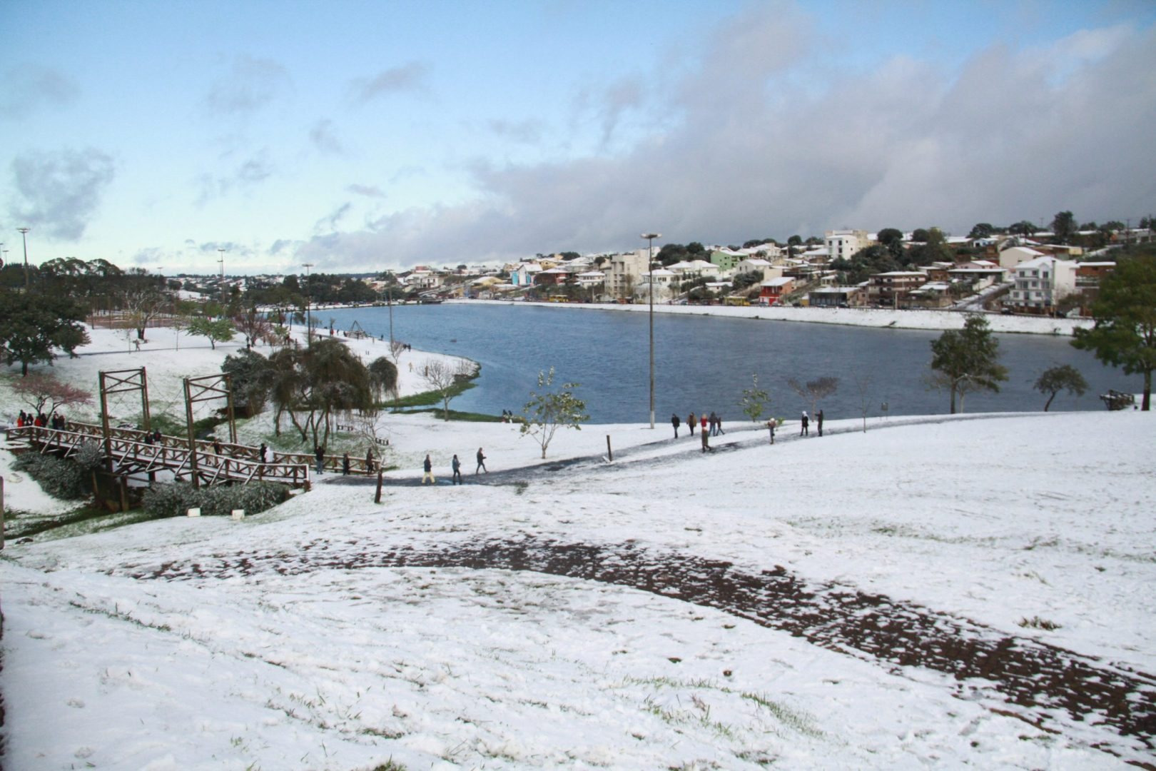 Parque do Lago coberto de neve em Guarapuava
