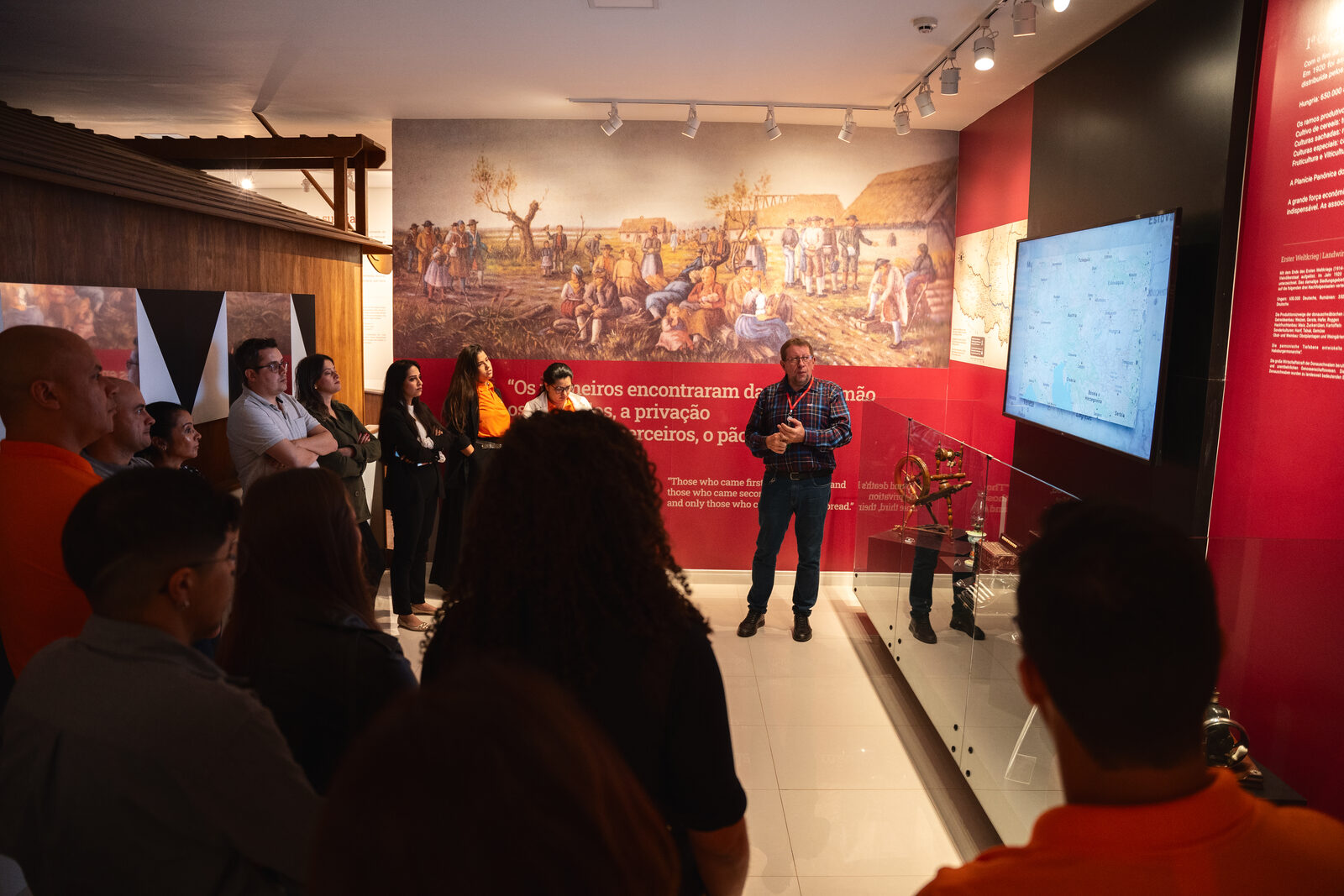Visita guiada no Museu Histórico de Entre Rios, com o mural da imigração suábia ao fundo