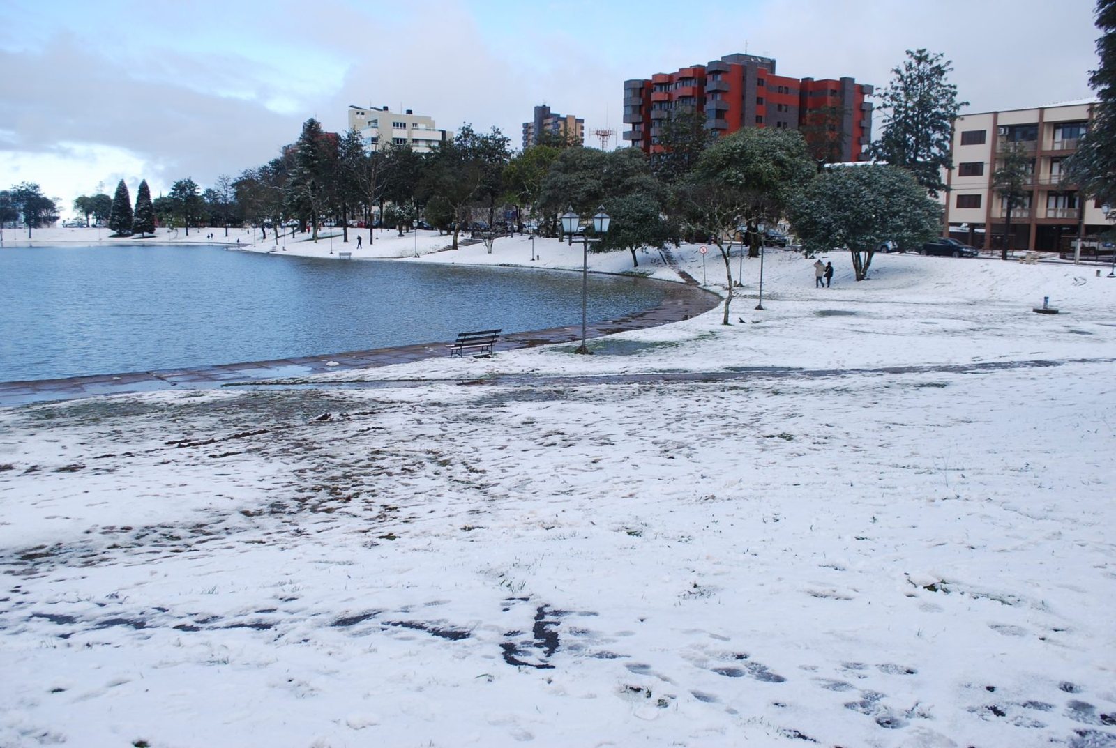 Neve às margens da lagoa