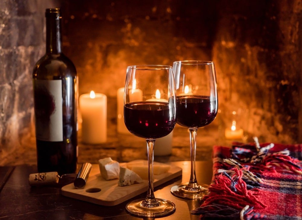 Taças de vinho tinto ao lado da lareira